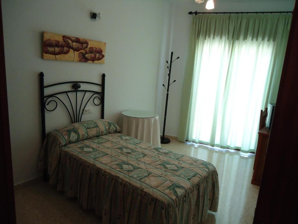 Hostal Los Claveles Baena Room photo